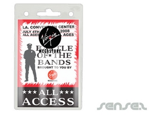 1 COL印刷（82 X 130ミリメートル）とストラップポーチ