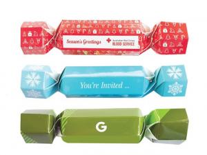 チョコレートボールでいっぱいのクリスマスクラッカー